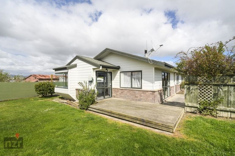 Photo of property in 146 Hillcrest Drive, Kelvin Grove, Palmerston North, 4414