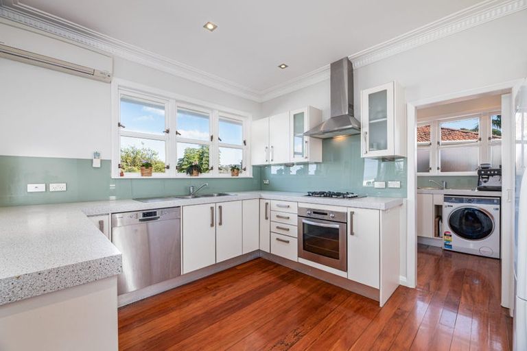 Photo of property in 8a Ava Avenue, Titirangi, Auckland, 0604