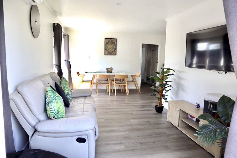Photo of property in 109 Target Road, Totara Vale, Auckland, 0629