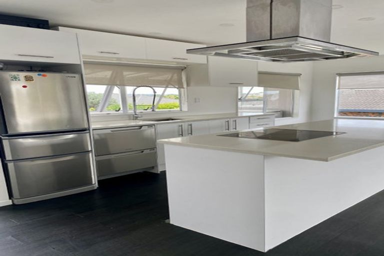 Photo of property in 10 Bill Phillip Place, Clendon Park, Auckland, 2103