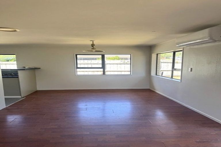 Photo of property in 2 Darlington Place, Glendene, Auckland, 0602