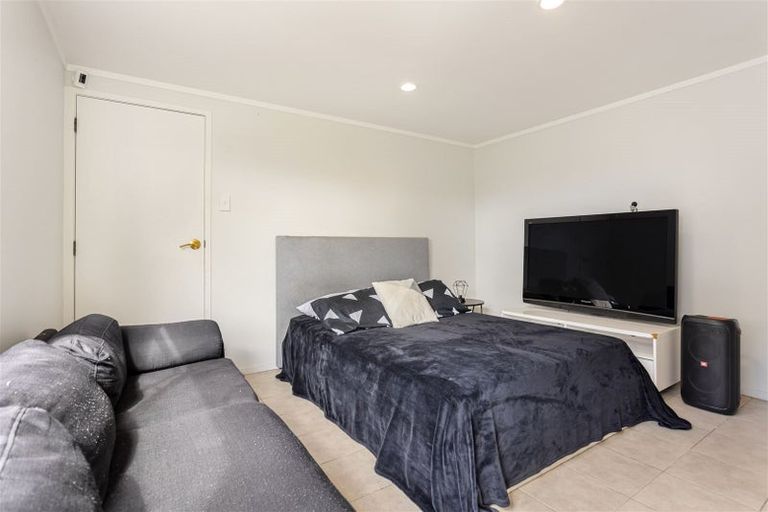 Photo of property in 98 Reynella Drive, Massey, Auckland, 0614