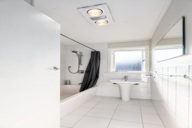 Photo of property in 18 Huruhuru Road, Massey, Auckland, 0614