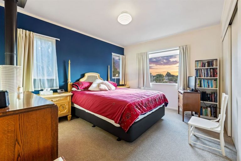 Photo of property in 2/30 Sunset Road, Unsworth Heights, Auckland, 0632