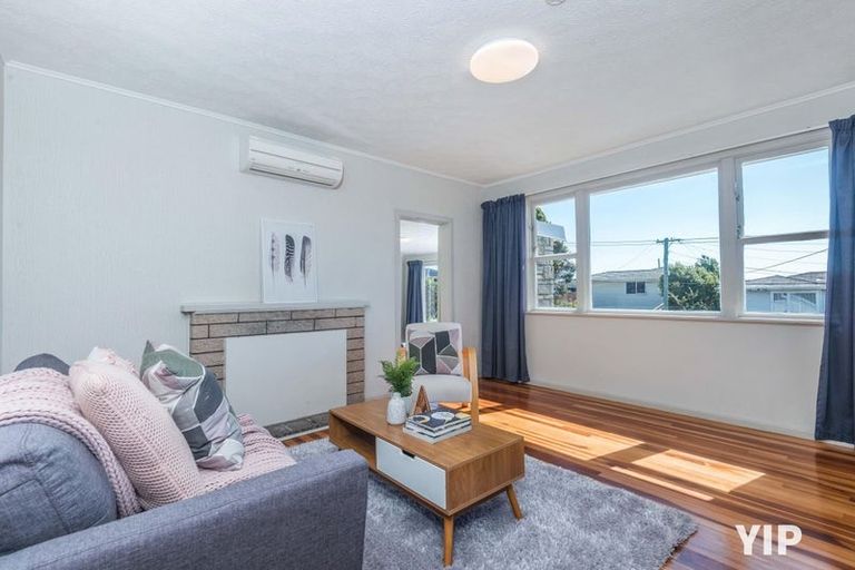 Photo of property in 11 Link Road, Newlands, Wellington, 6037
