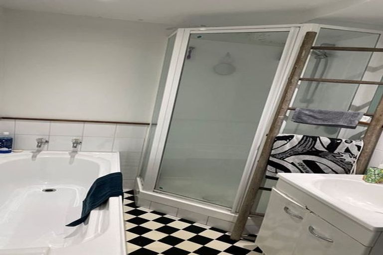 Photo of property in 280 Queens Drive, Lyall Bay, Wellington, 6022