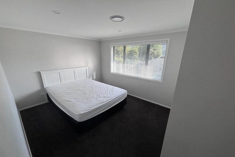 Photo of property in 5 Rewarewa Way, Timberlea, Upper Hutt, 5018
