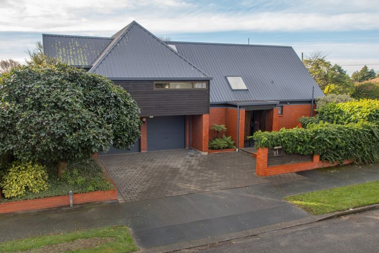 Photo of property in 2 Kent Lodge Avenue, Avonhead, Christchurch, 8042