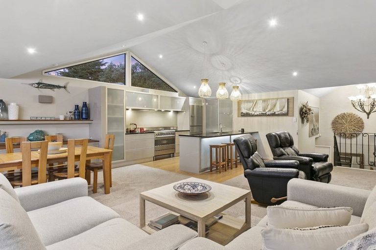 Photo of property in 64 Vipond Road, Stanmore Bay, Whangaparaoa, 0932