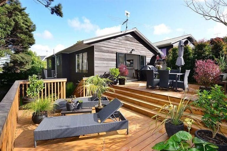 Photo of property in 2/20 Valecrest Place, Bayview, Auckland, 0629