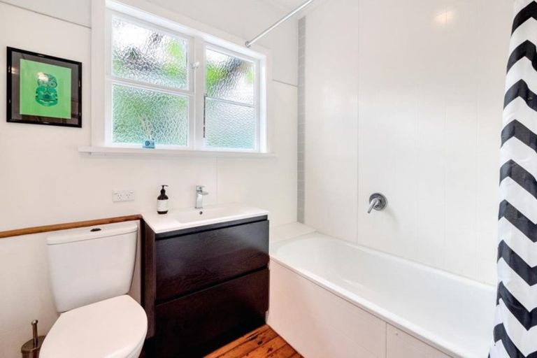 Photo of property in 19 Porter Crescent, Helensville, 0800