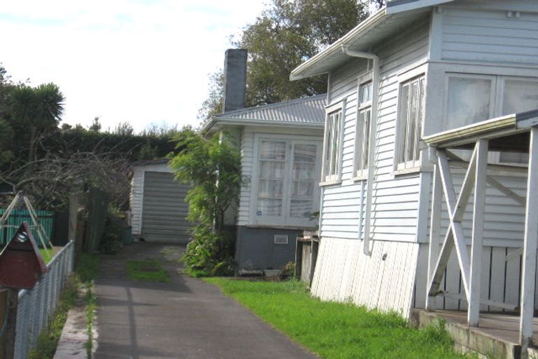 Photo of property in 3 Taipari Road, Te Atatu Peninsula, Auckland, 0610