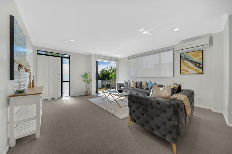 Photo of property in 2/27 Kellaway Drive, East Tamaki, Auckland, 2013