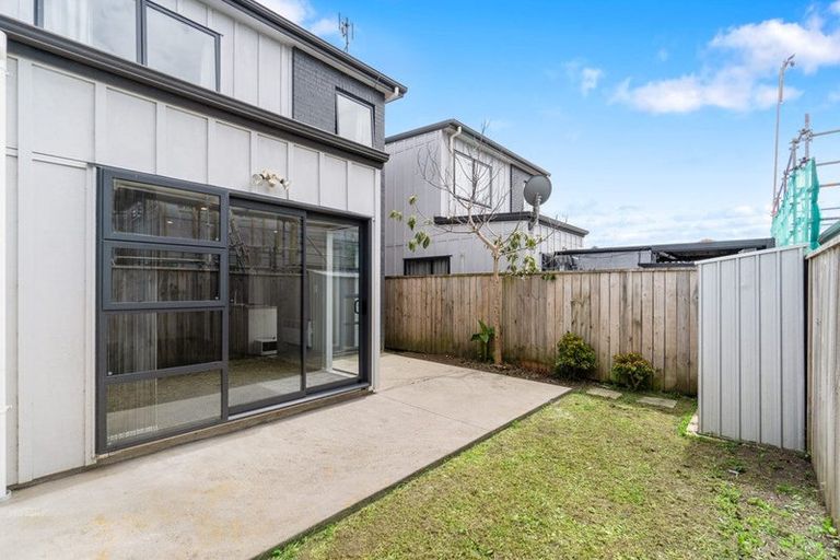 Photo of property in 28 Lili Chen Way, Mangere Bridge, Auckland, 2022