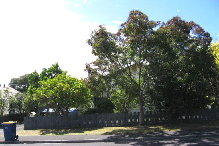 Photo of property in 69 Santiago Crescent, Unsworth Heights, Auckland, 0632