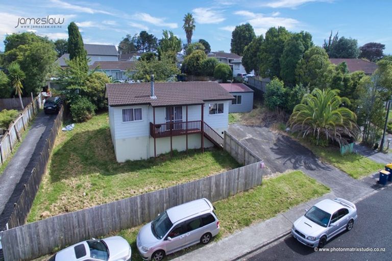 Photo of property in 10 Quincey Place, Massey, Auckland, 0614