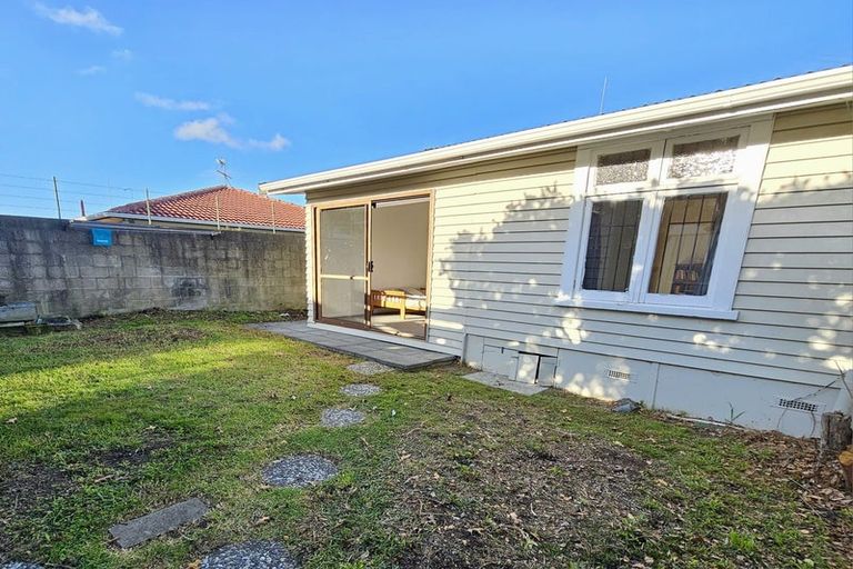 Photo of property in 61 Rimu Street, New Lynn, Auckland, 0600