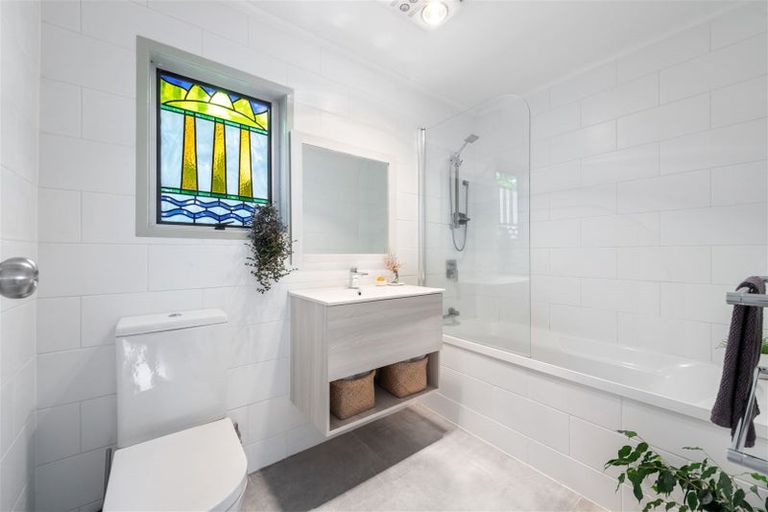 Photo of property in 1/9 De Val Drive, Titirangi, Auckland, 0604