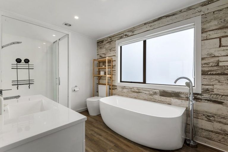 Photo of property in 5 Holiday Road, Stanmore Bay, Whangaparaoa, 0932