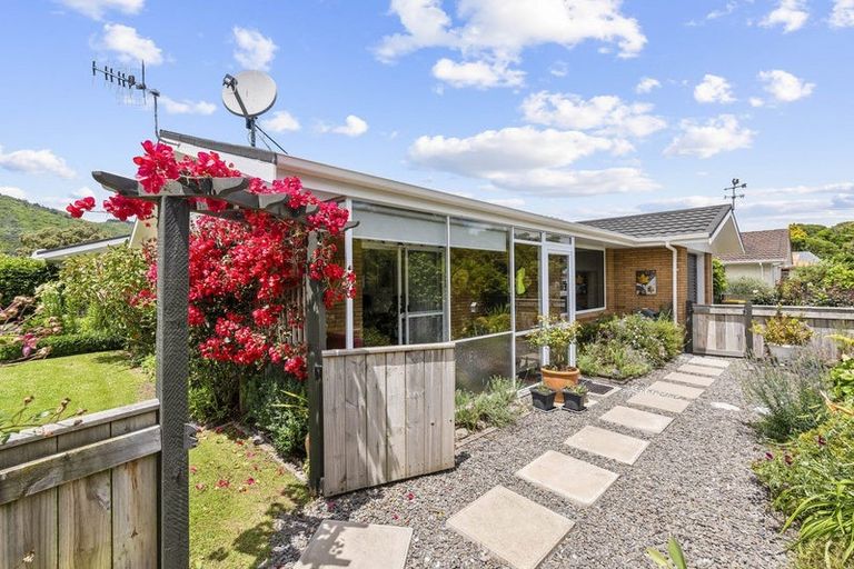 Photo of property in 2 Rewarewa Crescent, Waikanae, 5036