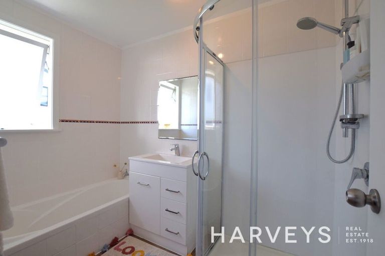 Photo of property in 11 Silver Birch Rise, Henderson, Auckland, 0612