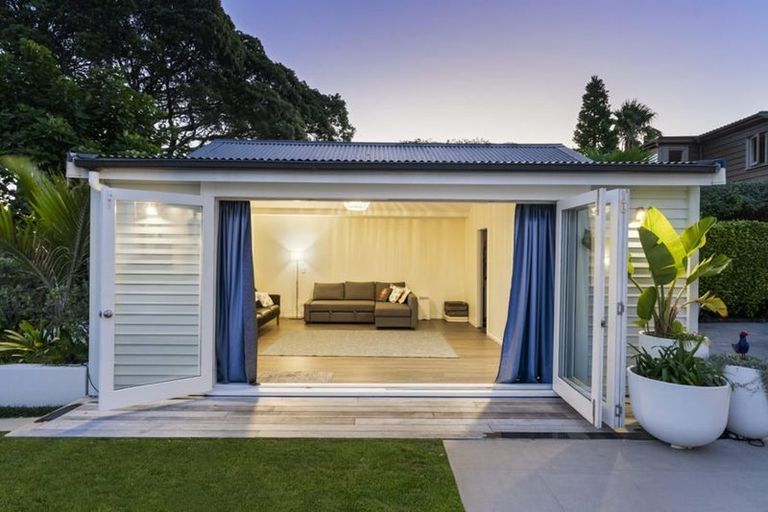 Photo of property in 21 Norwood Road, Bayswater, Auckland, 0622