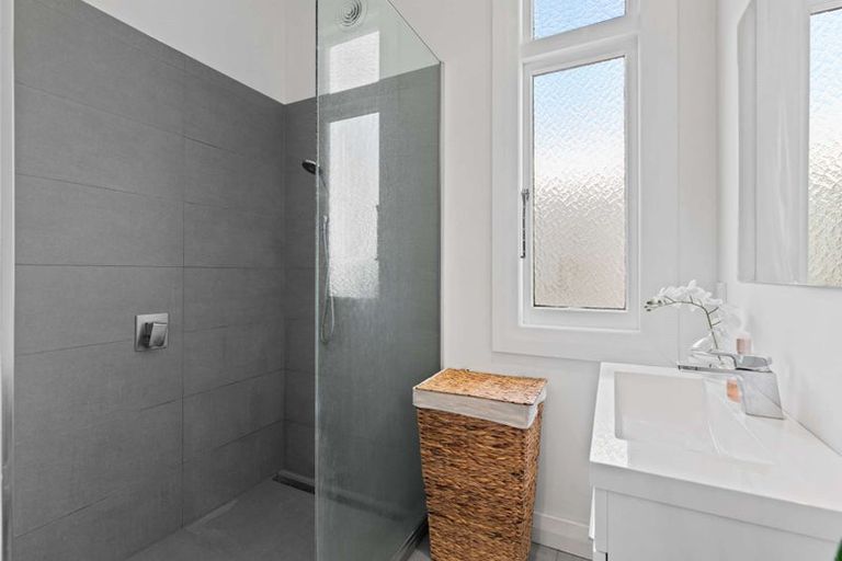 Photo of property in 6 Sandspit Road, Waiuku, 2123