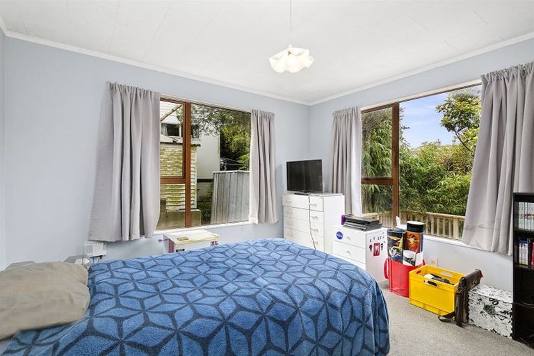 Photo of property in 15a Kereru Bend, Tawa, Wellington, 5028