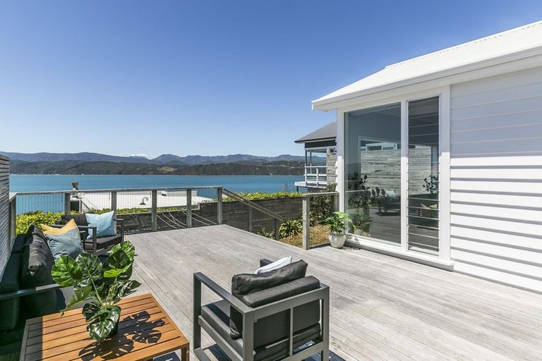 Photo of property in 114 Nevay Road, Karaka Bays, Wellington, 6022