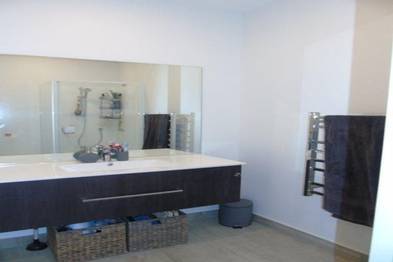 Photo of property in 62u3 Spenmoor Street, Newlands, Wellington, 6037