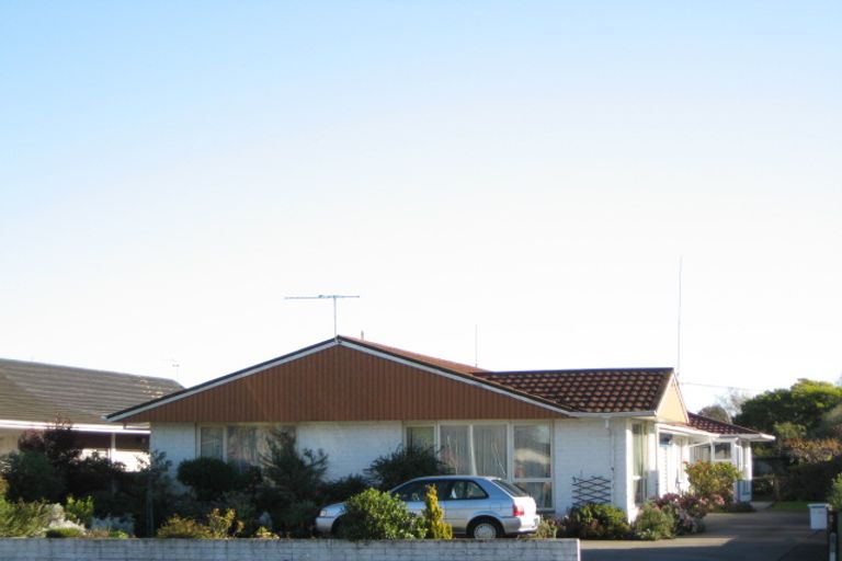 Photo of property in 2/203 Main North Road, Redwood, Christchurch, 8051
