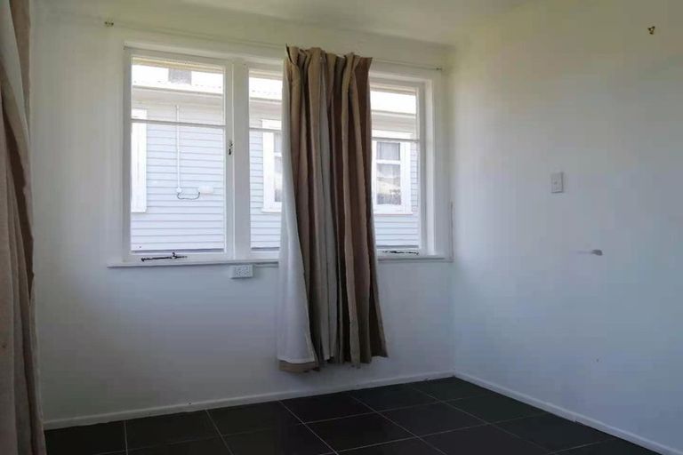 Photo of property in 18 Islington Avenue, New Lynn, Auckland, 0600
