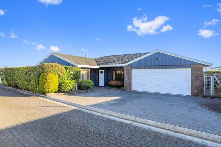 Photo of property in 77 Harvey Street, Waipahihi, Taupo, 3330