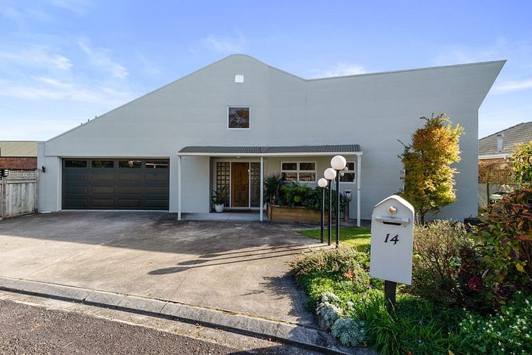 Photo of property in 14 Del Mar Place, Merrilands, New Plymouth, 4312
