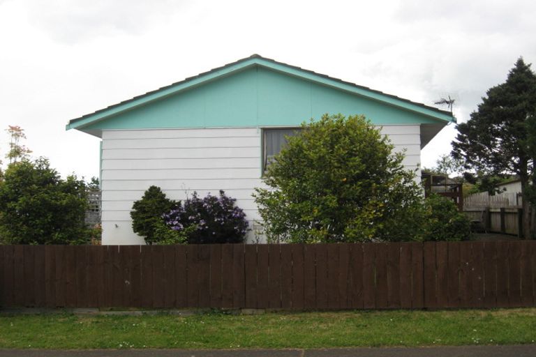 Photo of property in 2/5 Mon Desir Place, Manurewa, Auckland, 2102