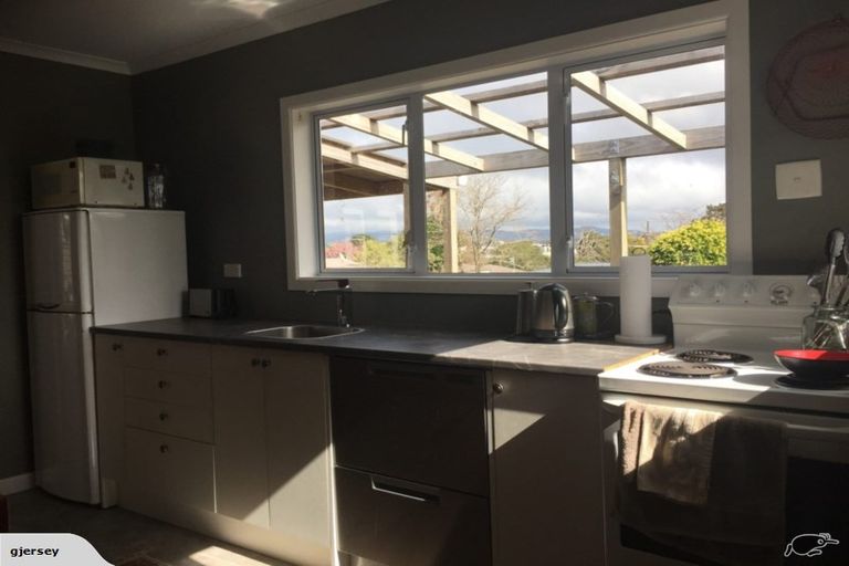 Photo of property in 10 Helga Crescent, Te Atatu Peninsula, Auckland, 0610