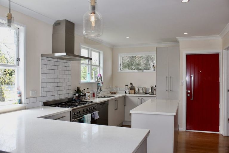 Photo of property in 56 Taipari Road, Te Atatu Peninsula, Auckland, 0610