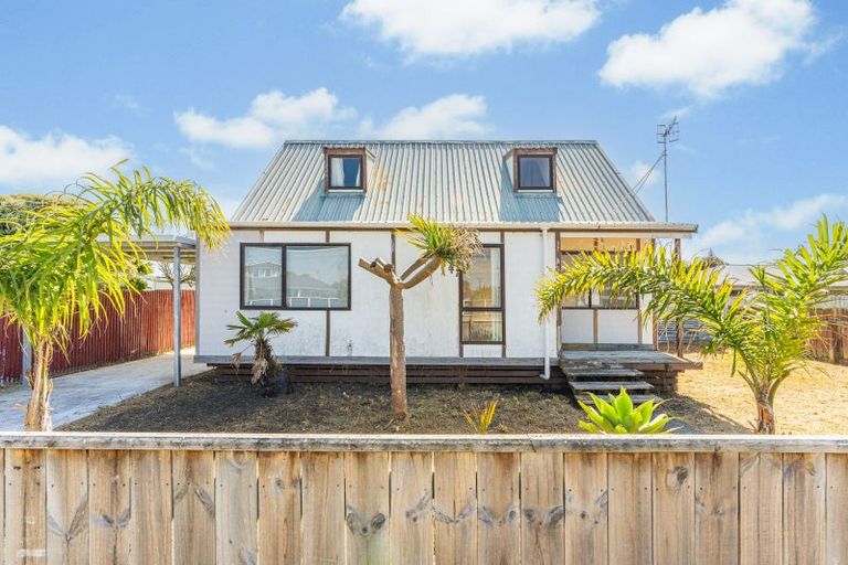 Photo of property in 15 Waitai Street, Castlecliff, Whanganui, 4501