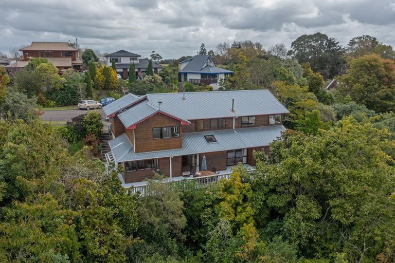 Photo of property in 32 Springdale Grove, Fitzherbert, Palmerston North, 4410