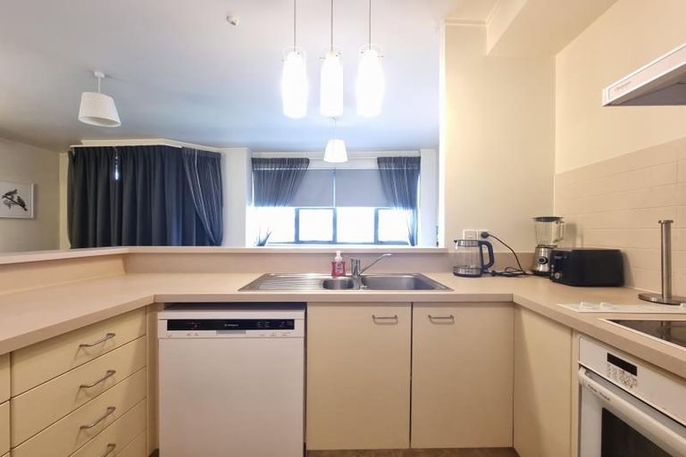 Photo of property in 17 Kent Terrace - Kent Apartments, 5e/16 Kent Terrace, Mount Victoria, Wellington, 6011