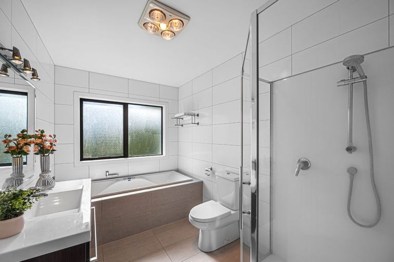 Photo of property in 2 Bintulu Place, Fairview Heights, Auckland, 0632