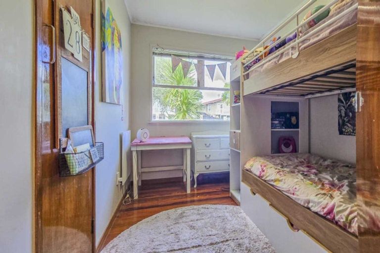 Photo of property in 1 Coburg Street, Henderson, Auckland, 0612