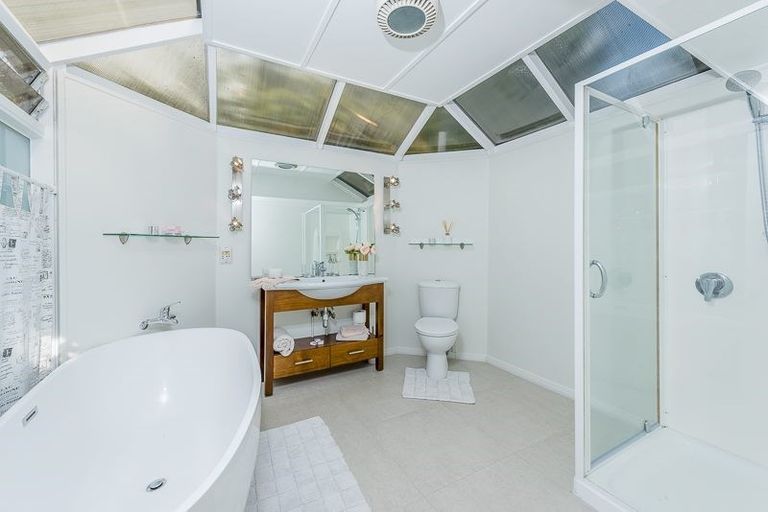 Photo of property in 18 Easter Parade, Glen Eden, Auckland, 0602