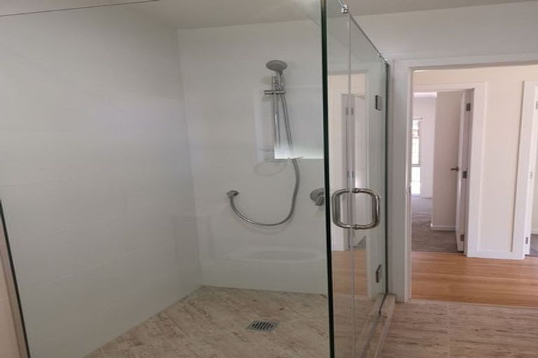 Photo of property in 16 Para Close, Fairview Heights, Auckland, 0632