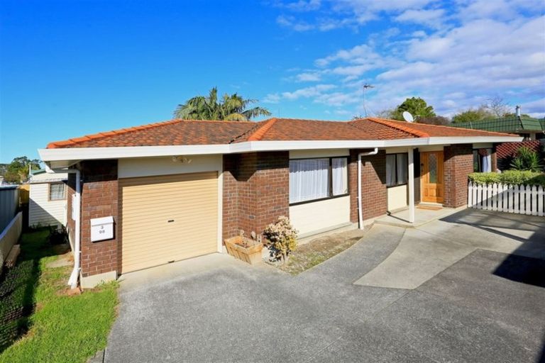 Photo of property in 3/98 Roberts Road, Te Atatu South, Auckland, 0610