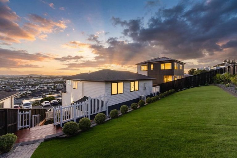 Photo of property in 17 Manawanui Way, Orewa, 0931