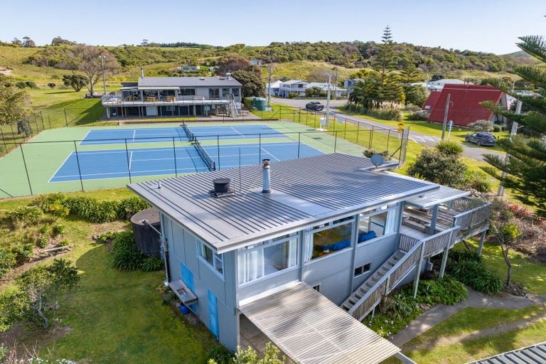 Photo of property in 90 Pinedale Crescent, Riversdale Beach, Masterton, 5872
