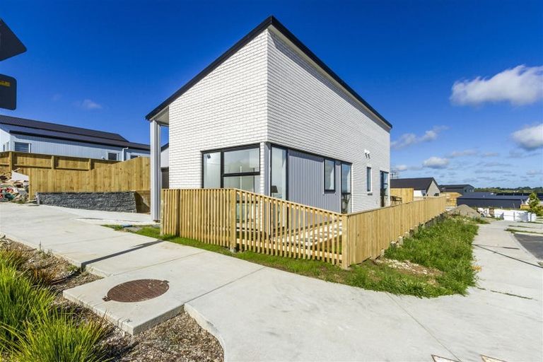 Photo of property in 1 Horokaka Street, Massey, Auckland, 0614