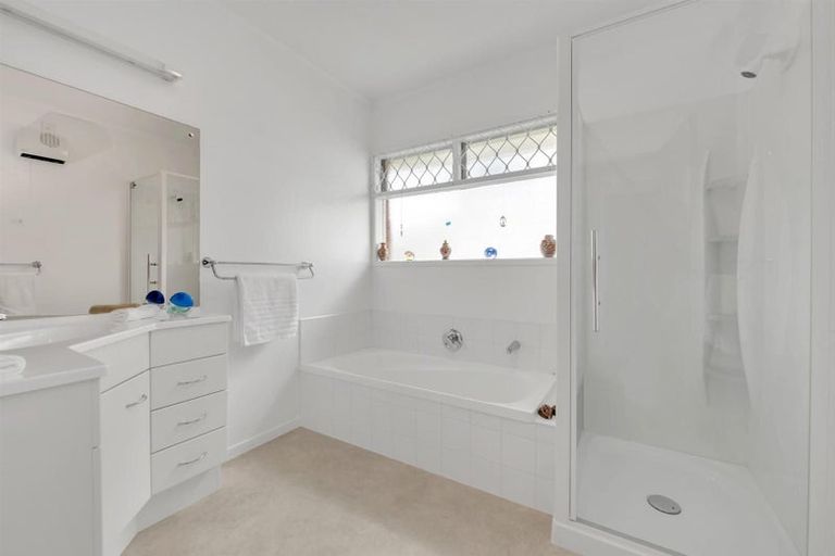 Photo of property in 17 Larne Avenue, Pakuranga Heights, Auckland, 2010