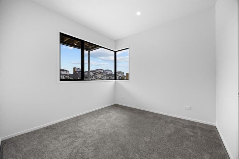 Photo of property in 37 Paina Crescent, Massey, Auckland, 0614